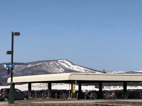 日差しがあたたかい中の雪景色